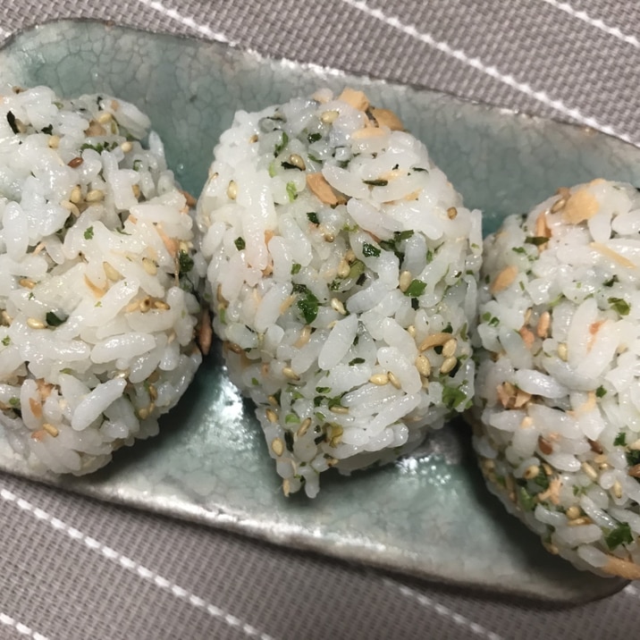 鮭と青のりのおにぎり レシピ 作り方 By Maroncream 楽天レシピ 鮭と青のりのおにぎり レシピ 作り方 By Maroncream 楽天レシピ